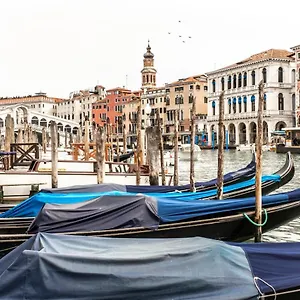 https://charming-apartment-on-the-grand-canal-rr.hotelslidodijesolo.com